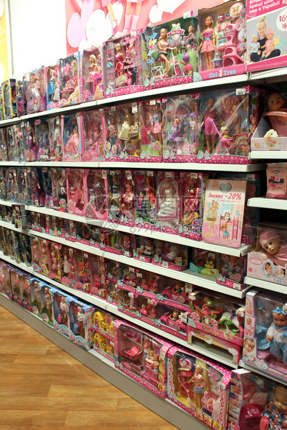 商品销售选购玩具店内成排的玩具架子儿童商店中的各种娃购买儿童女孩玩偶儿童商店中的女孩娃种类繁多玩具店内不同的